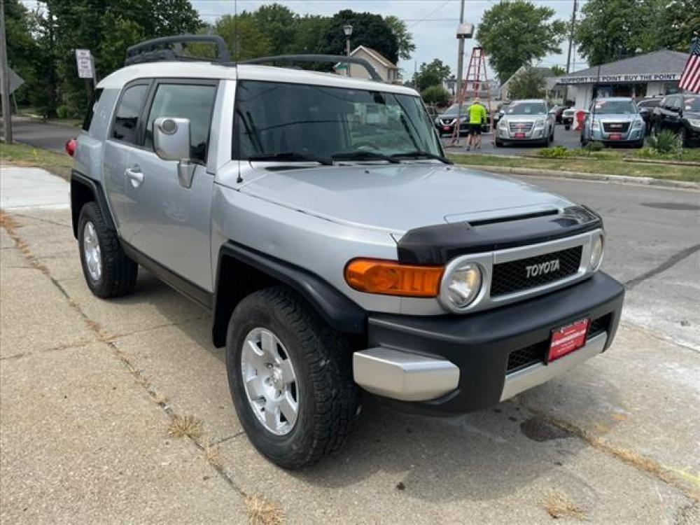 2007 White/Titanium Metallic Toyota FJ Cruiser 4X4 (JTEBU11F770) with an 4.0 6 Cylinder Fuel Injected engine, 5-Speed Automatic transmission, located at 5505 N. Summit St., Toledo, OH, 43611, (419) 729-2688, 41.654953, -83.530014 - Photo #17