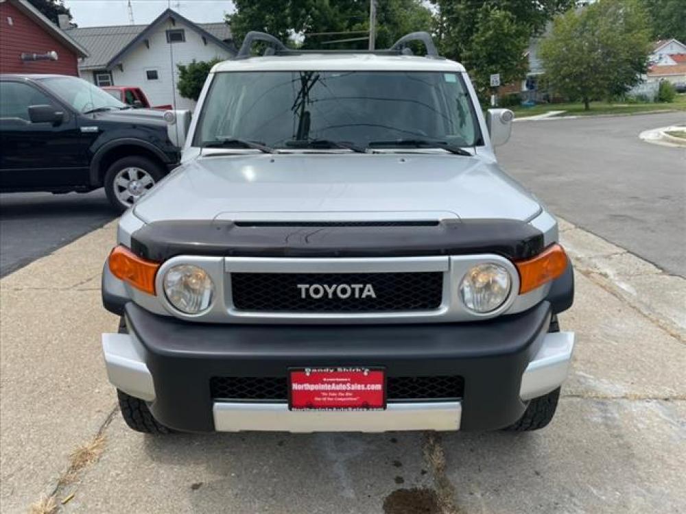 2007 White/Titanium Metallic Toyota FJ Cruiser 4X4 (JTEBU11F770) with an 4.0 6 Cylinder Fuel Injected engine, 5-Speed Automatic transmission, located at 5505 N. Summit St., Toledo, OH, 43611, (419) 729-2688, 41.654953, -83.530014 - Photo #18