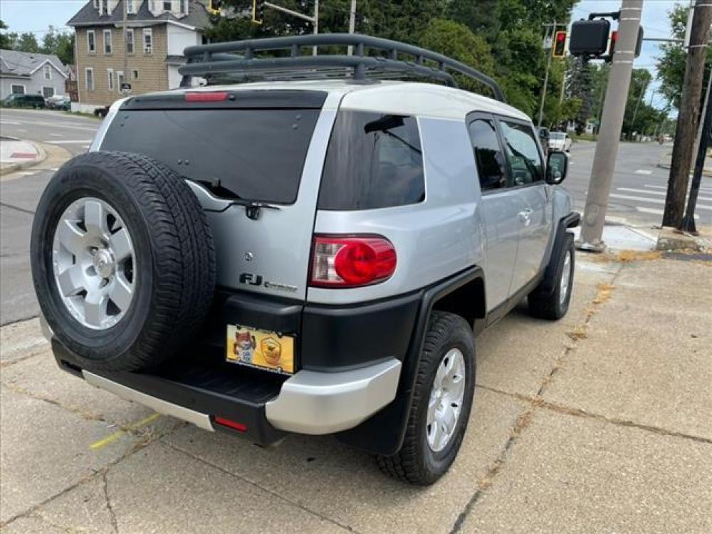 2007 White/Titanium Metallic Toyota FJ Cruiser 4X4 (JTEBU11F770) with an 4.0 6 Cylinder Fuel Injected engine, 5-Speed Automatic transmission, located at 5505 N. Summit St., Toledo, OH, 43611, (419) 729-2688, 41.654953, -83.530014 - Photo #23