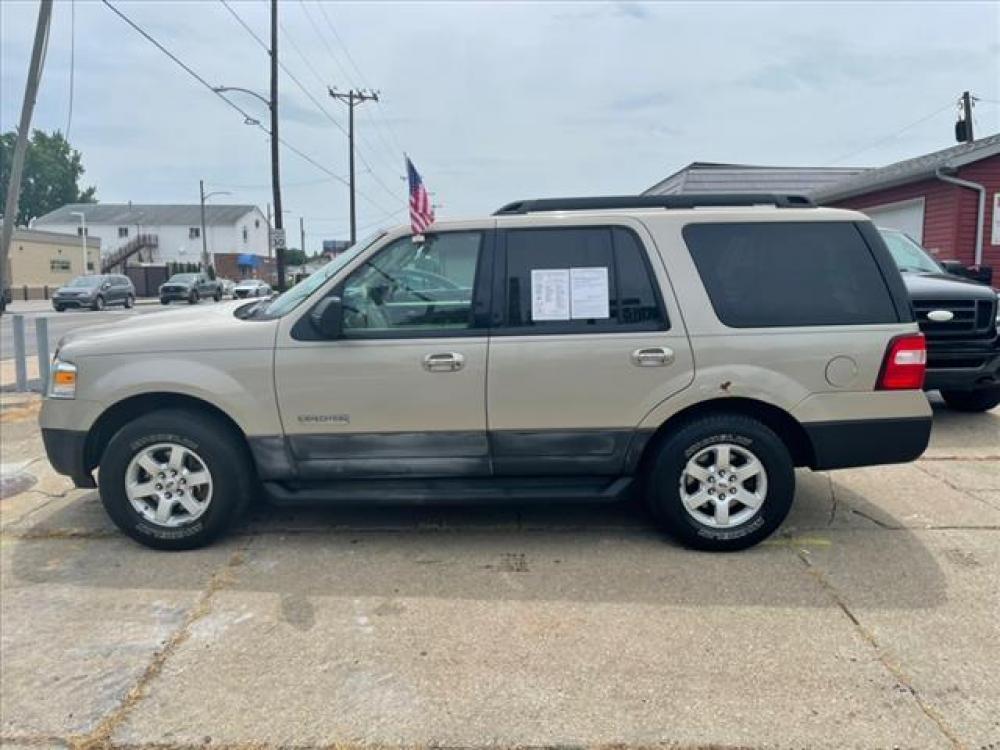 2007 Pueblo Gold Clearcoat Metallic Ford Expedition XLT (1FMFU15537L) with an 5.4 8 Cylinder Sequential Multiport Fuel Injection engine, 6-Speed Automatic transmission, located at 5505 N. Summit St., Toledo, OH, 43611, (419) 729-2688, 41.654953, -83.530014 - Photo #20