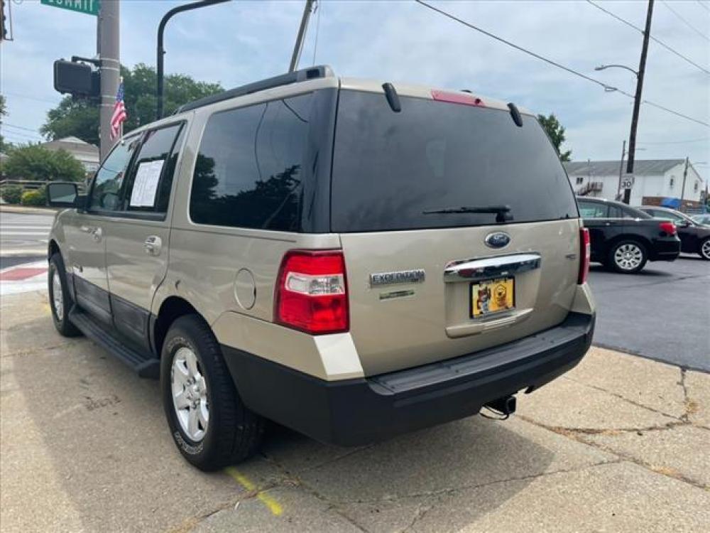2007 Pueblo Gold Clearcoat Metallic Ford Expedition XLT (1FMFU15537L) with an 5.4 8 Cylinder Sequential Multiport Fuel Injection engine, 6-Speed Automatic transmission, located at 5505 N. Summit St., Toledo, OH, 43611, (419) 729-2688, 41.654953, -83.530014 - Photo #21