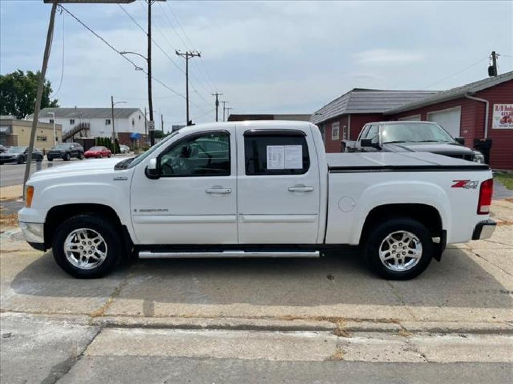 2009 Summit White GMC Sierra 1500 SLE 4X4 (3GTEK13M79G) with an 5.3 8 Cylinder Fuel Injected engine, 6-Speed Shiftable Automatic transmission, located at 5505 N. Summit St., Toledo, OH, 43611, (419) 729-2688, 41.654953, -83.530014 - Photo #17