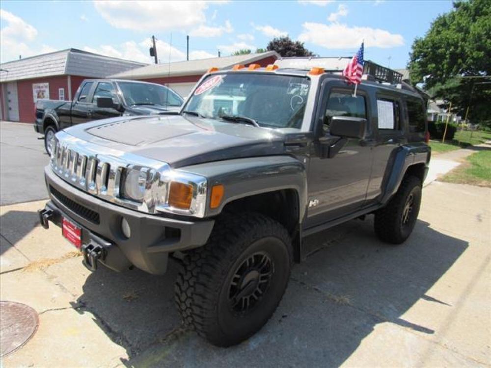 2008 Boulder Gray Metallic HUMMER H3 4X4 (5GTEN43E588) with an 3.7 5 Cylinder Sequential Multiport Fuel Injection engine, 4-Speed Automatic transmission, located at 5505 N. Summit St., Toledo, OH, 43611, (419) 729-2688, 41.654953, -83.530014 - Photo #20