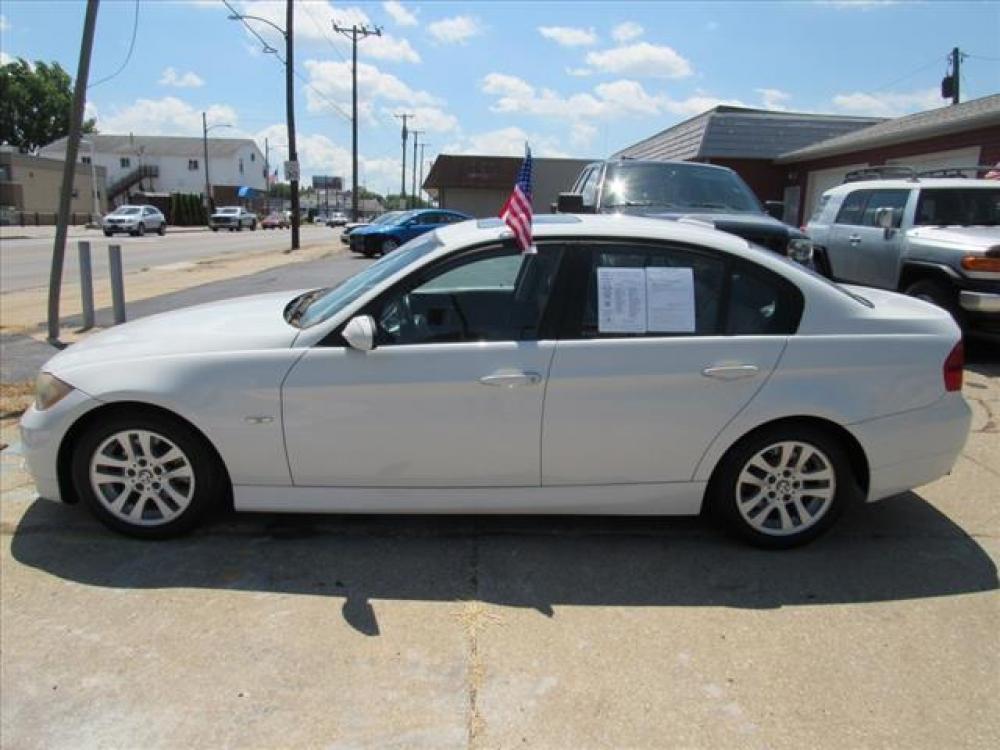 2007 Alpine White BMW 3 Series 328i (WBAVC53597F) with an 3.0 6 Cylinder Fuel Injected engine, 6-Speed Shiftable Automatic transmission, located at 5505 N. Summit St., Toledo, OH, 43611, (419) 729-2688, 41.654953, -83.530014 - Photo #18