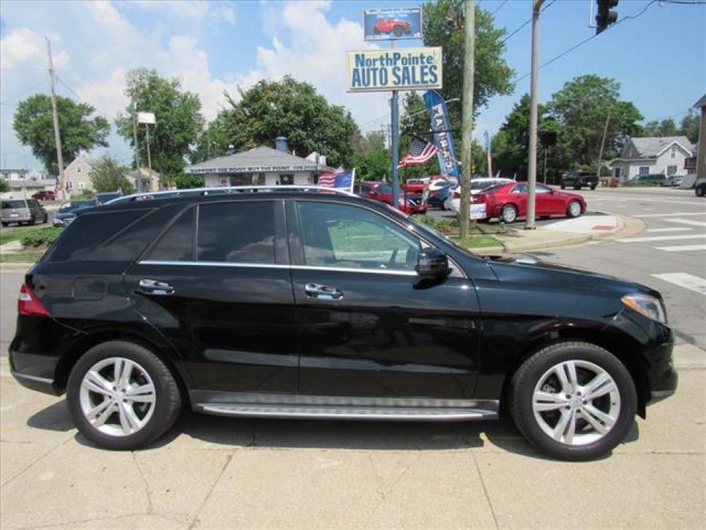 2013 Black Mercedes-Benz M-Class ML 350 4MATIC (4JGDA5HB8DA) with an 3.5 6 Cylinder Direct Injection engine, 7-Speed Shiftable Automatic transmission, located at 5505 N. Summit St., Toledo, OH, 43611, (419) 729-2688, 41.654953, -83.530014 - Photo #0