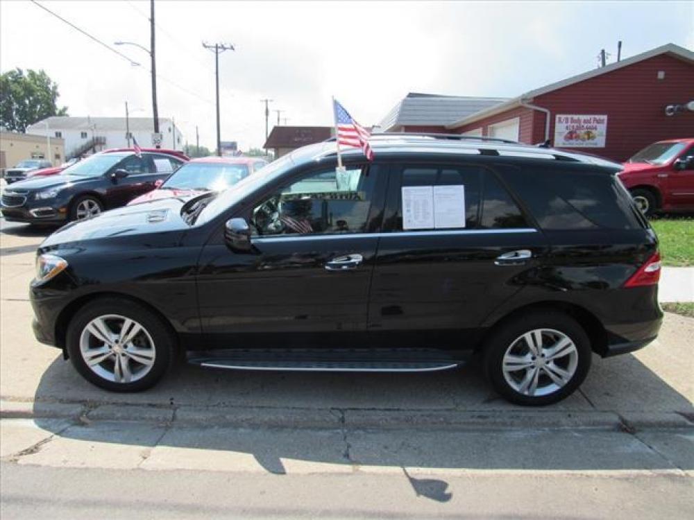 2013 Black Mercedes-Benz M-Class ML 350 4MATIC (4JGDA5HB8DA) with an 3.5 6 Cylinder Direct Injection engine, 7-Speed Shiftable Automatic transmission, located at 5505 N. Summit St., Toledo, OH, 43611, (419) 729-2688, 41.654953, -83.530014 - Photo #22