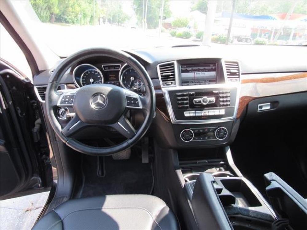 2013 Black Mercedes-Benz M-Class ML 350 4MATIC (4JGDA5HB8DA) with an 3.5 6 Cylinder Direct Injection engine, 7-Speed Shiftable Automatic transmission, located at 5505 N. Summit St., Toledo, OH, 43611, (419) 729-2688, 41.654953, -83.530014 - Photo #4