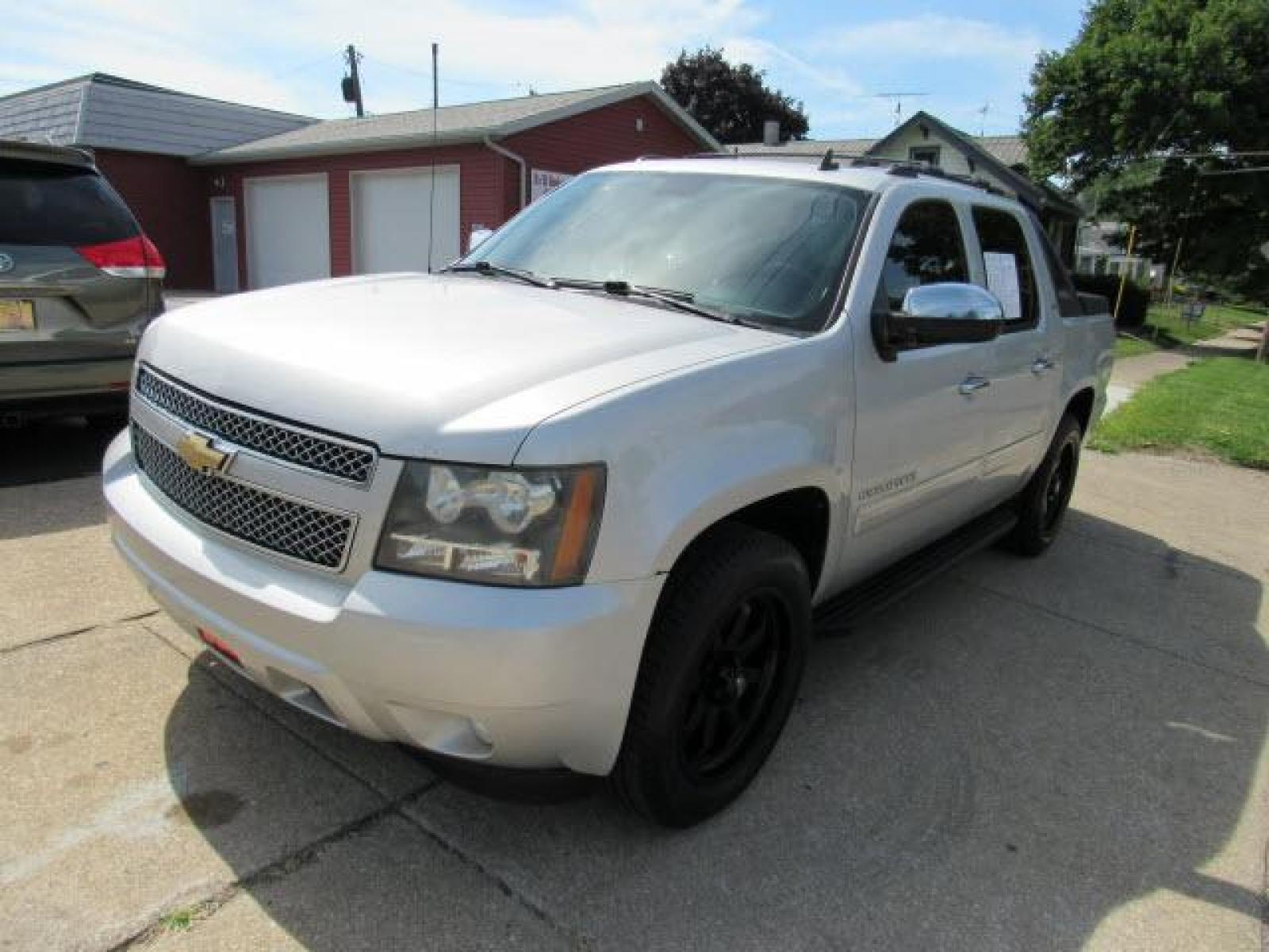 2010 Sheer Silver Metallic Chevrolet Avalanche LTZ 4X4 (3GNVKGE07AG) with an 5.3 8 Cylinder Sequential-Port F.I. engine, 6-Speed Shiftable Automatic transmission, located at 5505 N. Summit St., Toledo, OH, 43611, (419) 729-2688, 41.654953, -83.530014 - Photo #18