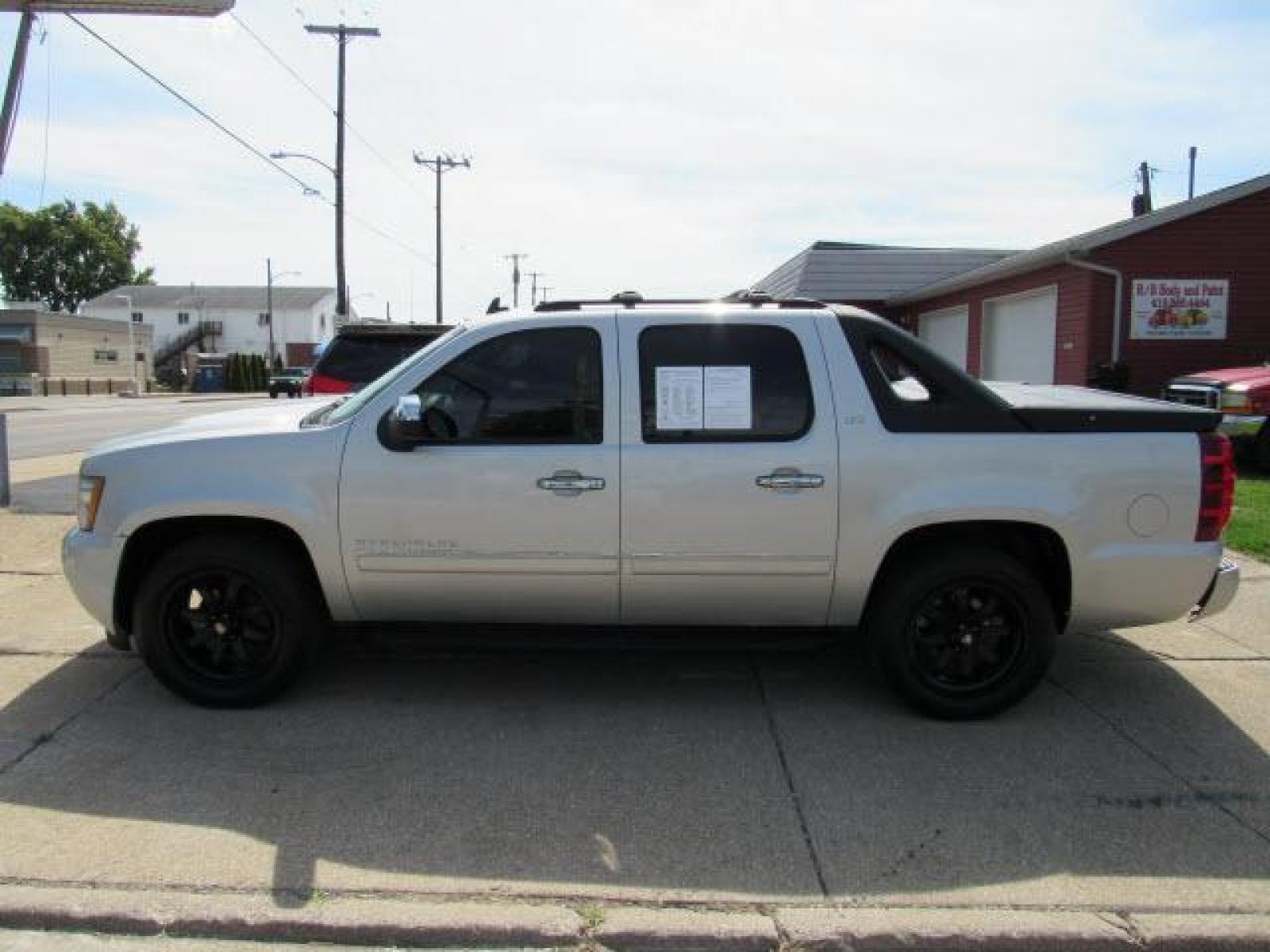 2010 Sheer Silver Metallic Chevrolet Avalanche LTZ 4X4 (3GNVKGE07AG) with an 5.3 8 Cylinder Sequential-Port F.I. engine, 6-Speed Shiftable Automatic transmission, located at 5505 N. Summit St., Toledo, OH, 43611, (419) 729-2688, 41.654953, -83.530014 - Photo #19