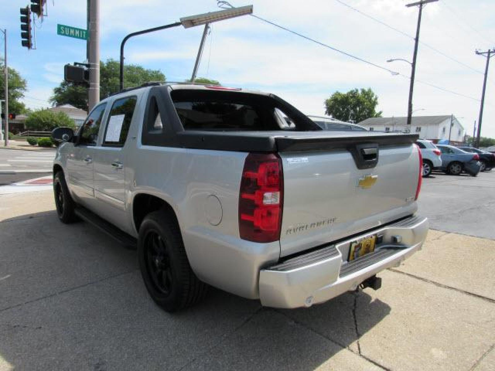2010 Sheer Silver Metallic Chevrolet Avalanche LTZ 4X4 (3GNVKGE07AG) with an 5.3 8 Cylinder Sequential-Port F.I. engine, 6-Speed Shiftable Automatic transmission, located at 5505 N. Summit St., Toledo, OH, 43611, (419) 729-2688, 41.654953, -83.530014 - Photo #20
