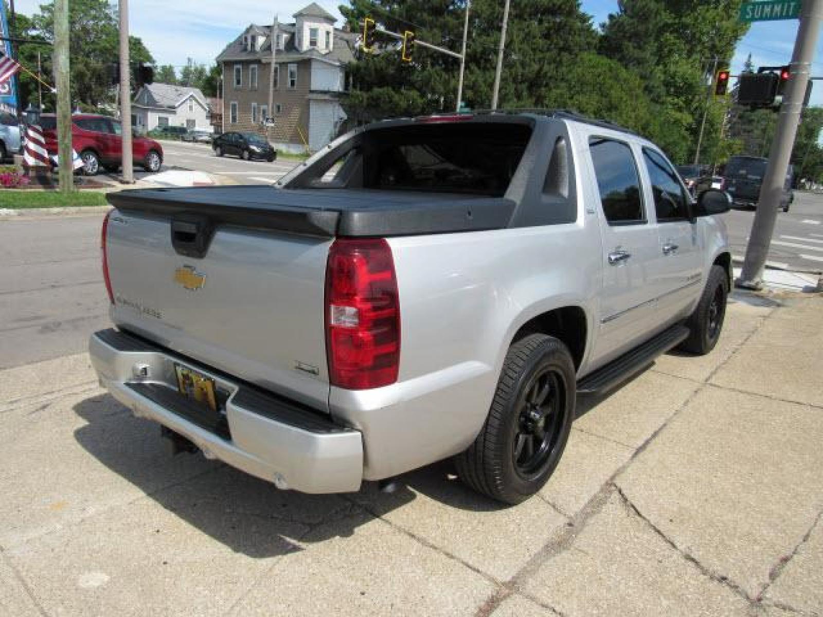 2010 Sheer Silver Metallic Chevrolet Avalanche LTZ 4X4 (3GNVKGE07AG) with an 5.3 8 Cylinder Sequential-Port F.I. engine, 6-Speed Shiftable Automatic transmission, located at 5505 N. Summit St., Toledo, OH, 43611, (419) 729-2688, 41.654953, -83.530014 - Photo #22