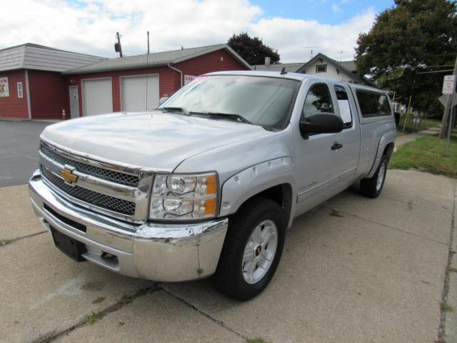 2012 Silver Ice Metallic Chevrolet Silverado 1500 LT 4X4 (1GCRKSE01CZ) with an 5.3 8 Cylinder Sequential-Port F.I. engine, 6-Speed Shiftable Automatic transmission, located at 5505 N. Summit St., Toledo, OH, 43611, (419) 729-2688, 41.654953, -83.530014 - Photo #16