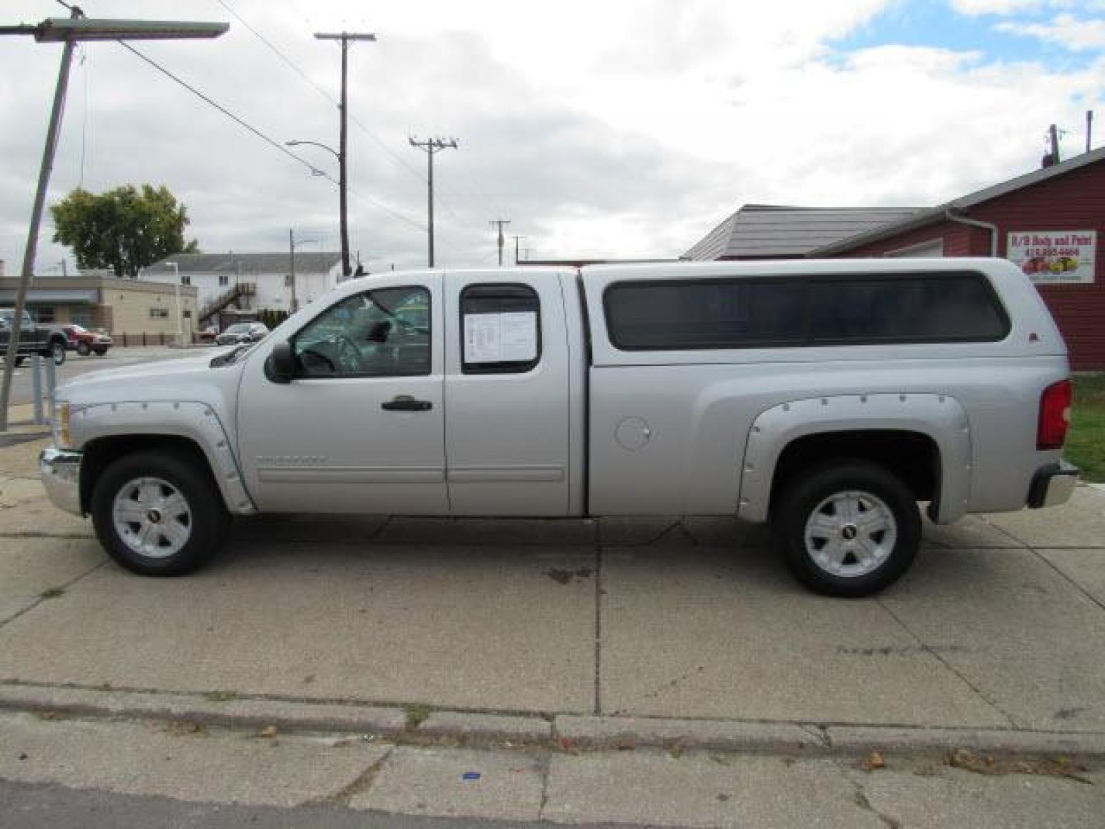 2012 Silver Ice Metallic Chevrolet Silverado 1500 LT 4X4 (1GCRKSE01CZ) with an 5.3 8 Cylinder Sequential-Port F.I. engine, 6-Speed Shiftable Automatic transmission, located at 5505 N. Summit St., Toledo, OH, 43611, (419) 729-2688, 41.654953, -83.530014 - Photo #17