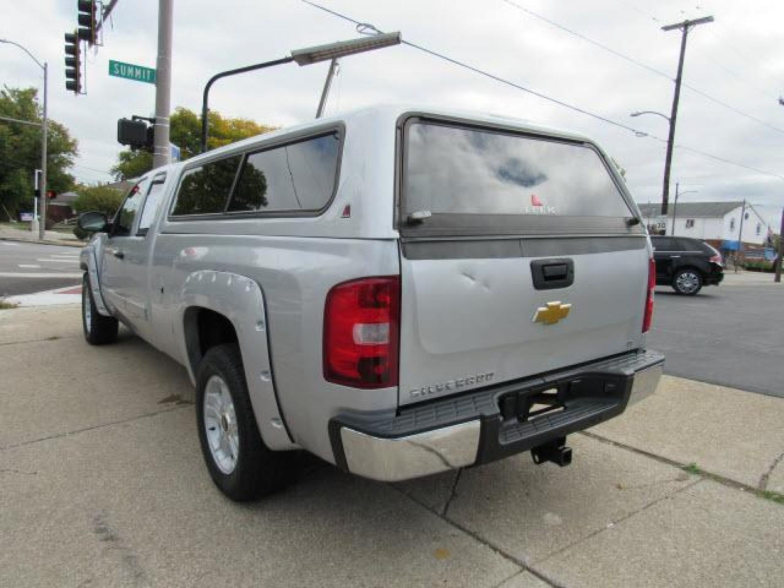 2012 Silver Ice Metallic Chevrolet Silverado 1500 LT 4X4 (1GCRKSE01CZ) with an 5.3 8 Cylinder Sequential-Port F.I. engine, 6-Speed Shiftable Automatic transmission, located at 5505 N. Summit St., Toledo, OH, 43611, (419) 729-2688, 41.654953, -83.530014 - Photo #18