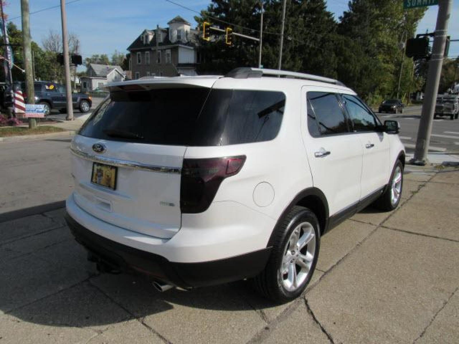 2014 White Platinum Metallic Tri-Coat Ford Explorer Limited 4X4 (1FM5K8F89EG) with an 3.5 6 Cylinder Sequential Multiport Fuel Injection engine, 6-Speed Shiftable Automatic transmission, located at 5505 N. Summit St., Toledo, OH, 43611, (419) 729-2688, 41.654953, -83.530014 - Photo #24