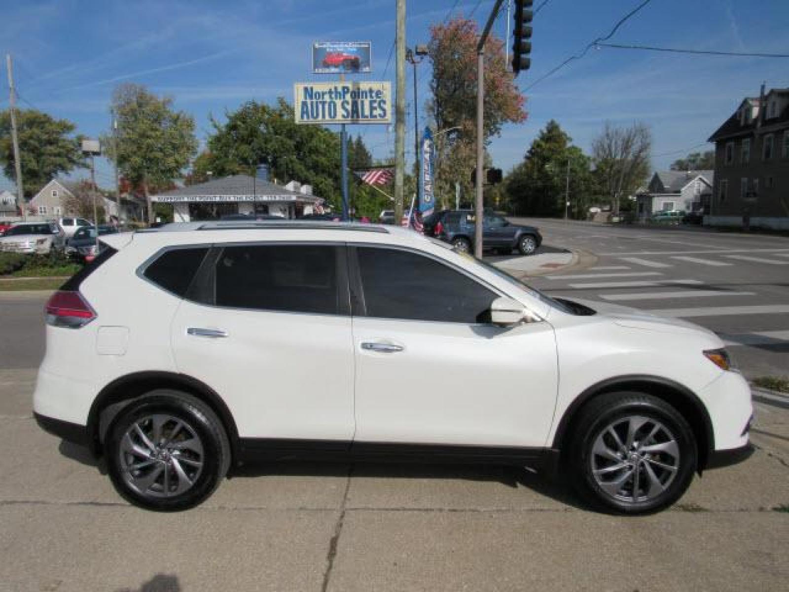 2016 Pearl White Nissan Rogue SL AWD (5N1AT2MV3GC) with an 2.5 4 Cylinder Sequential Multiport Fuel Injection engine, CVT transmission, located at 5505 N. Summit St., Toledo, OH, 43611, (419) 729-2688, 41.654953, -83.530014 - Photo #0