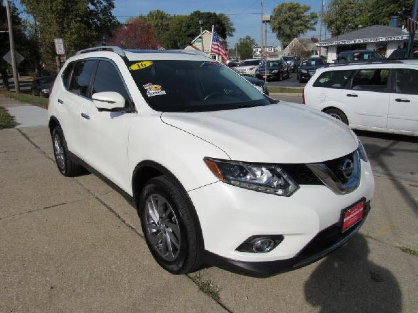 2016 Pearl White Nissan Rogue SL AWD (5N1AT2MV3GC) with an 2.5 4 Cylinder Sequential Multiport Fuel Injection engine, CVT transmission, located at 5505 N. Summit St., Toledo, OH, 43611, (419) 729-2688, 41.654953, -83.530014 - Photo #21