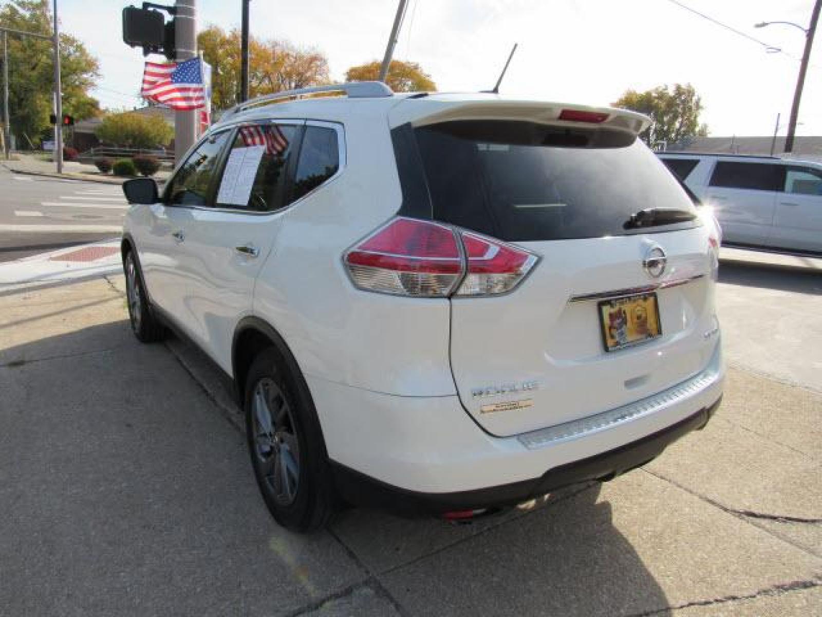 2016 Pearl White Nissan Rogue SL AWD (5N1AT2MV3GC) with an 2.5 4 Cylinder Sequential Multiport Fuel Injection engine, CVT transmission, located at 5505 N. Summit St., Toledo, OH, 43611, (419) 729-2688, 41.654953, -83.530014 - Photo #25