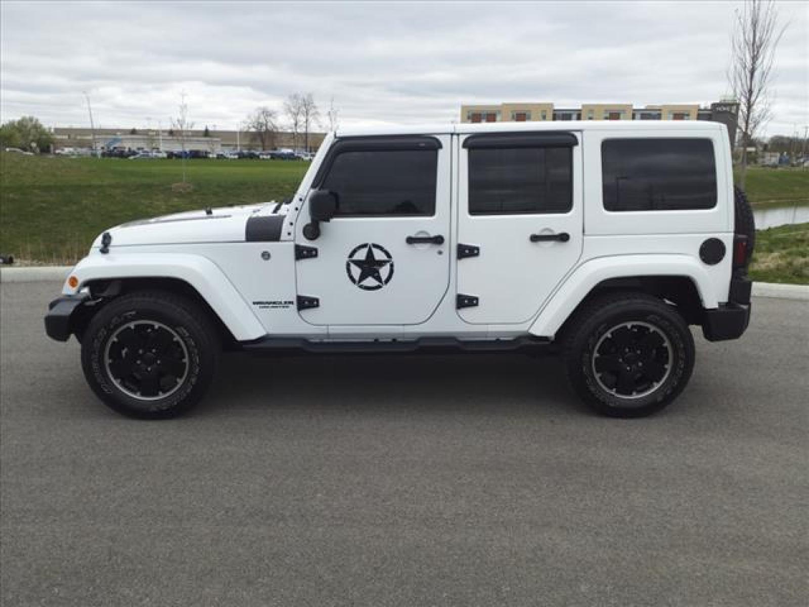 2012 Bright White Clear Coat Jeep Wrangler Unlimited Sahara (1C4BJWEG5CL) with an 3.6L 3.6L V6 285hp 260ft. lbs. Sequential Multiport Fuel Injection engine, 6-Speed Manual transmission, located at 5505 N. Summit St., Toledo, OH, 43611, (419) 729-2688, 41.654953, -83.530014 - Photo #18