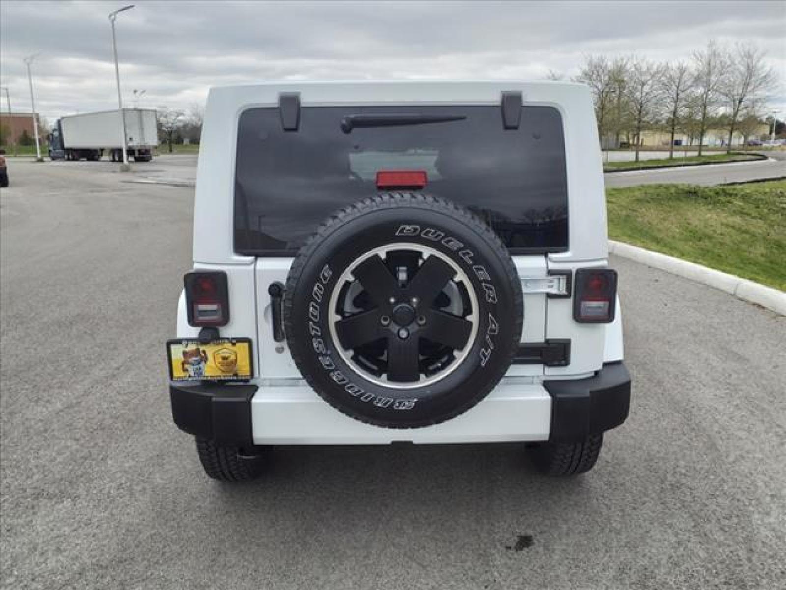 2012 Bright White Clear Coat Jeep Wrangler Unlimited Sahara (1C4BJWEG5CL) with an 3.6L 3.6L V6 285hp 260ft. lbs. Sequential Multiport Fuel Injection engine, 6-Speed Manual transmission, located at 5505 N. Summit St., Toledo, OH, 43611, (419) 729-2688, 41.654953, -83.530014 - Photo #20