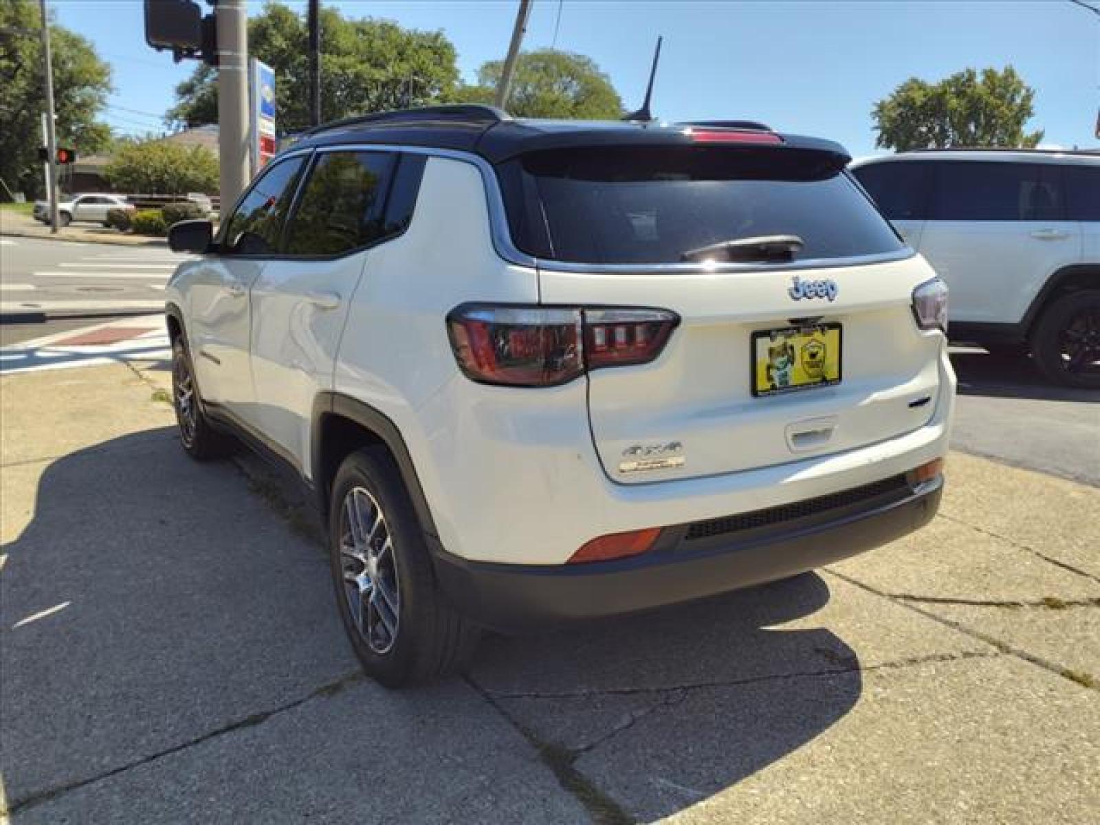 2018 White Clear Coat Jeep Compass Latitude (3C4NJDBB9JT) with an 2.4L Tigershark 2.4L I4 180hp Sequential Multiport Fuel Injection engine, Automatic transmission, located at 5505 N. Summit St., Toledo, OH, 43611, (419) 729-2688, 41.654953, -83.530014 - Photo #22