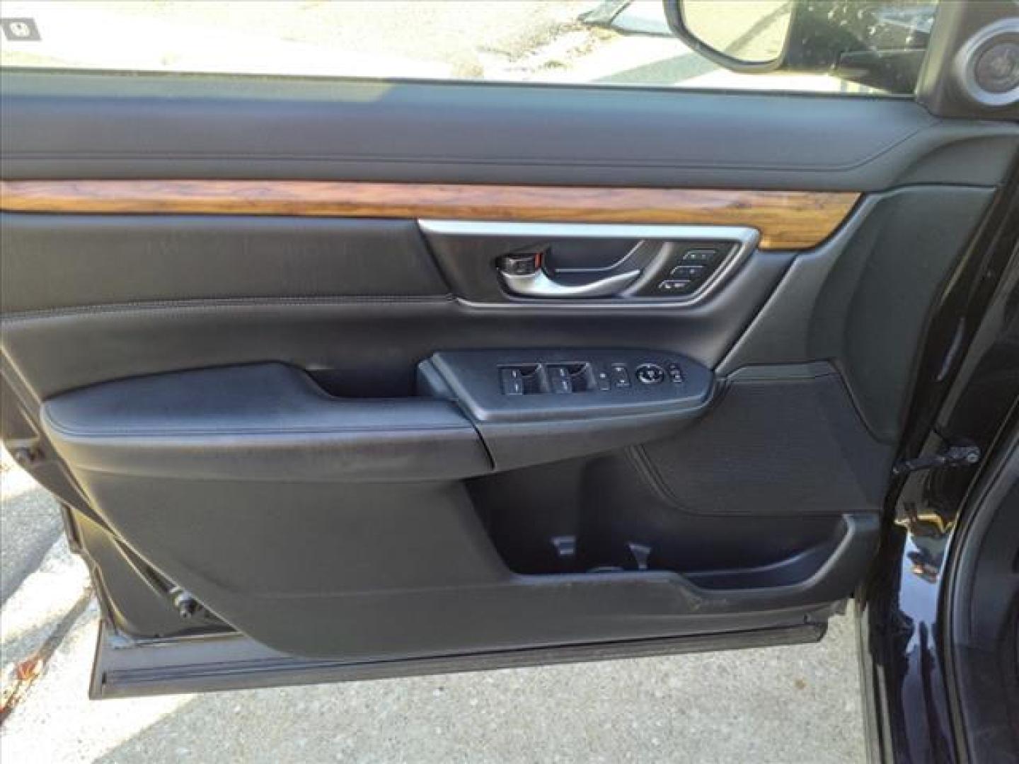 2017 Crystal Black Pearl Bk Honda CR-V AWD EX-L (2HKRW2H8XHH) with an 1.5L 1.5L Turbo I4 190hp 179ft. lbs. Direct Injection engine, CVT transmission, located at 5505 N. Summit St., Toledo, OH, 43611, (419) 729-2688, 41.654953, -83.530014 - Photo#6