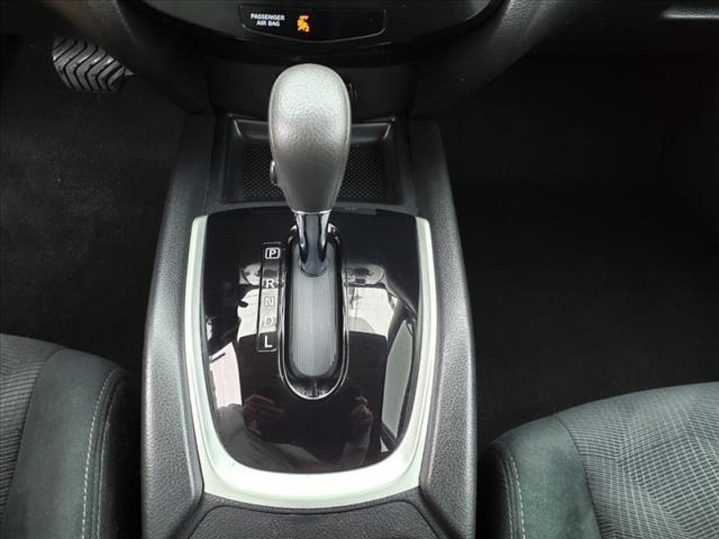 2016 Pearl White Qab Nissan Rouge AWD SV (5N1AT2MV0GC) with an 2.5L 2.5L I4 170hp 175ft. lbs. Sequential Multiport Fuel Injection engine, CVT transmission, located at 5505 N. Summit St., Toledo, OH, 43611, (419) 729-2688, 41.654953, -83.530014 - Photo#11
