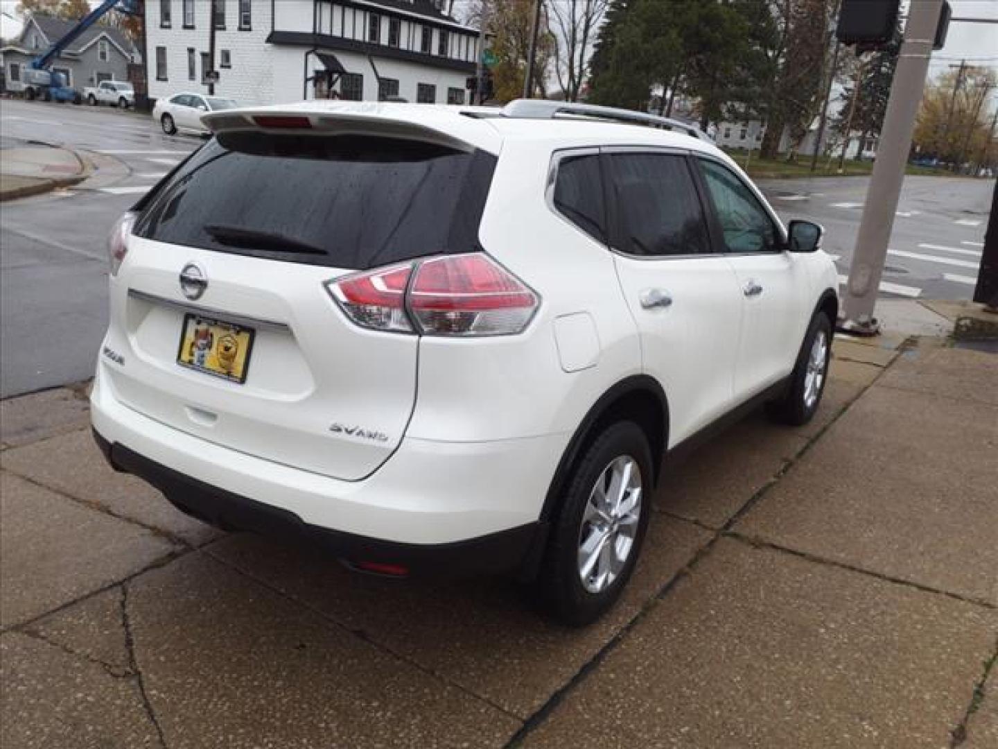 2016 Pearl White Qab Nissan Rouge AWD SV (5N1AT2MV0GC) with an 2.5L 2.5L I4 170hp 175ft. lbs. Sequential Multiport Fuel Injection engine, CVT transmission, located at 5505 N. Summit St., Toledo, OH, 43611, (419) 729-2688, 41.654953, -83.530014 - Photo#24