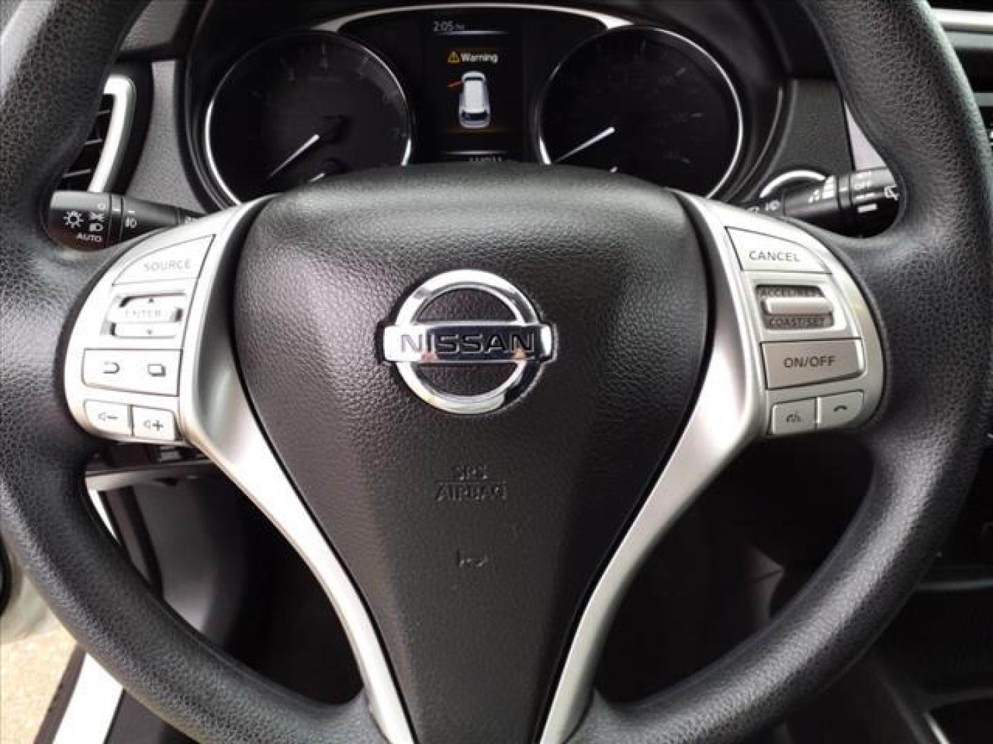 2016 Pearl White Qab Nissan Rouge AWD SV (5N1AT2MV0GC) with an 2.5L 2.5L I4 170hp 175ft. lbs. Sequential Multiport Fuel Injection engine, CVT transmission, located at 5505 N. Summit St., Toledo, OH, 43611, (419) 729-2688, 41.654953, -83.530014 - Photo#8