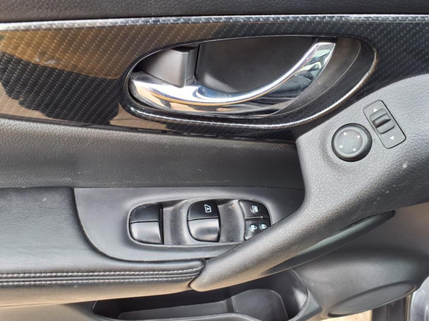 2017 Gun Metallic Kad Nissan Rouge AWD SL (5N1AT2MV8HC) with an 2.5L 2.5L I4 170hp 175ft. lbs. Sequential Multiport Fuel Injection engine, CVT transmission, located at 5505 N. Summit St., Toledo, OH, 43611, (419) 729-2688, 41.654953, -83.530014 - Photo#3