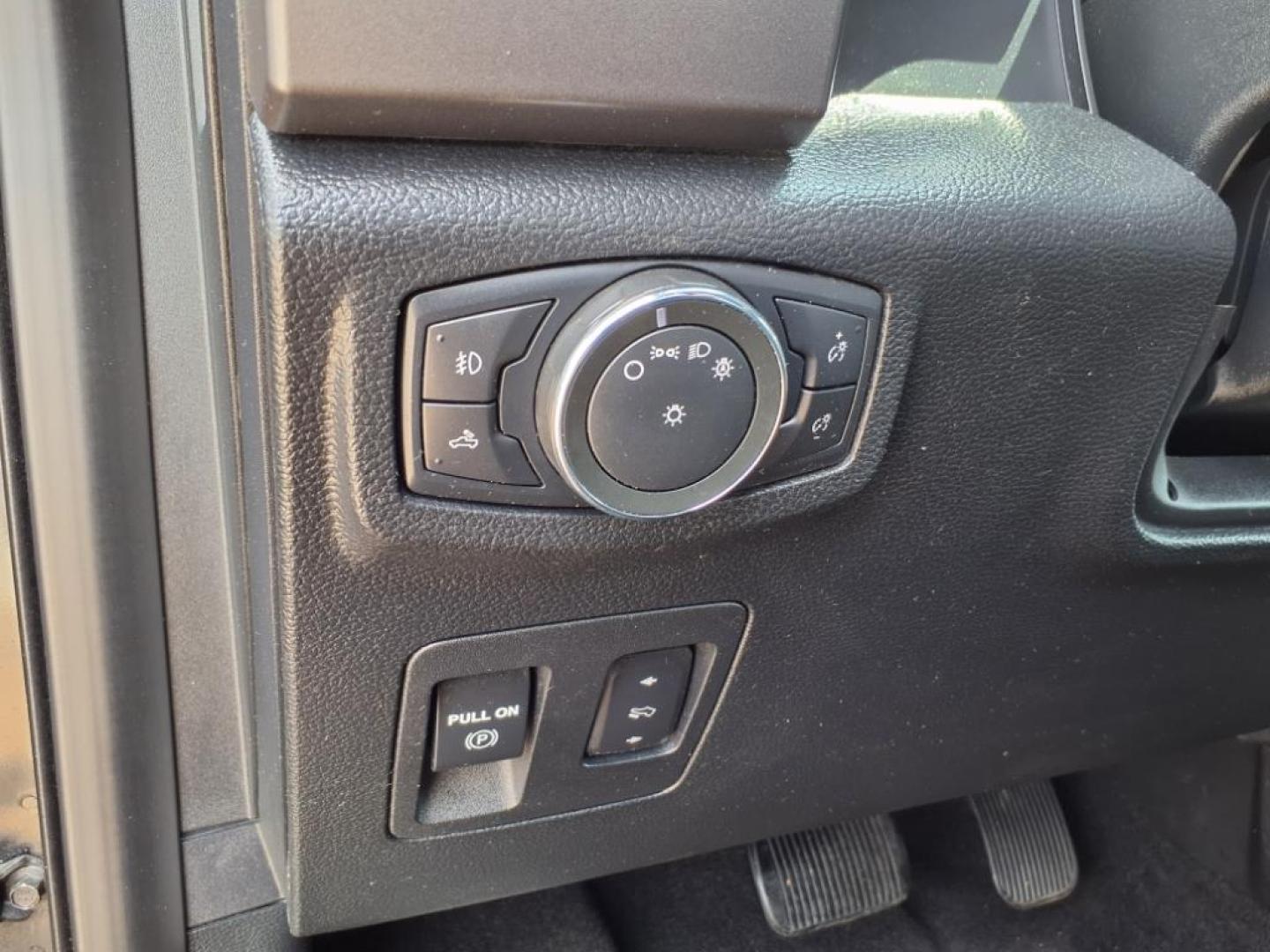 2019 Agate Black Um Ford F-150 XLT (1FTEW1EP3KF) with an 2.7L EcoBoost 2.7L Twin Turbo V6 325hp 400ft. lbs. Direct Injection engine, 10-Speed Shiftable Automatic transmission, located at 5505 N. Summit St., Toledo, OH, 43611, (419) 729-2688, 41.654953, -83.530014 - Photo#16
