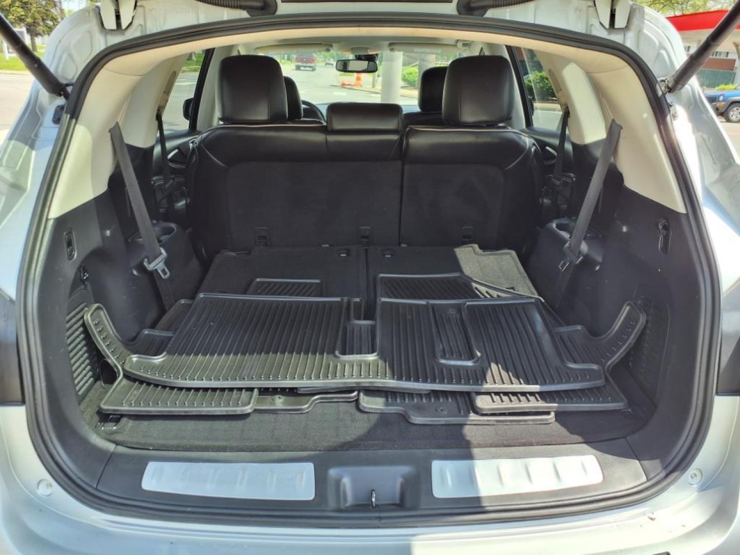 2017 Liquid Platinum INFINITI QX60 Base (5N1DL0MM1HC) with an 3.5L 3.5L V6 295hp 270ft. lbs. Direct Injection engine, 7-Speed Shiftable CVT transmission, located at 5505 N. Summit St., Toledo, OH, 43611, (419) 729-2688, 41.654953, -83.530014 - Photo#19
