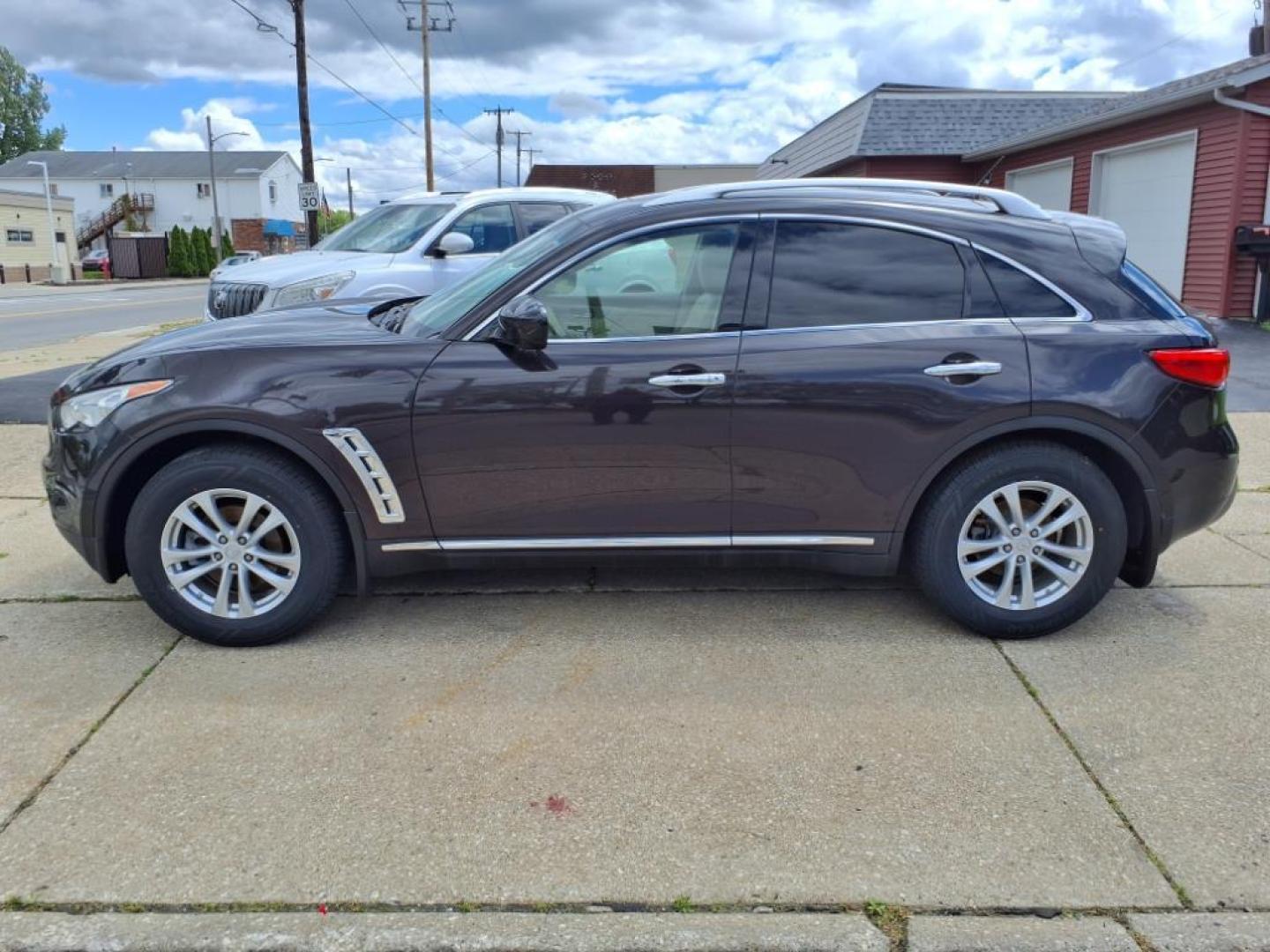 2013 Umbria Twilight INFINITI FX37 AWD Base (JN8CS1MW1DM) with an 3.7L 3.7L V6 325hp 267ft. lbs. Direct Injection engine, 7-Speed Shiftable Automatic transmission, located at 5505 N. Summit St., Toledo, OH, 43611, (419) 729-2688, 41.654953, -83.530014 - Photo#25