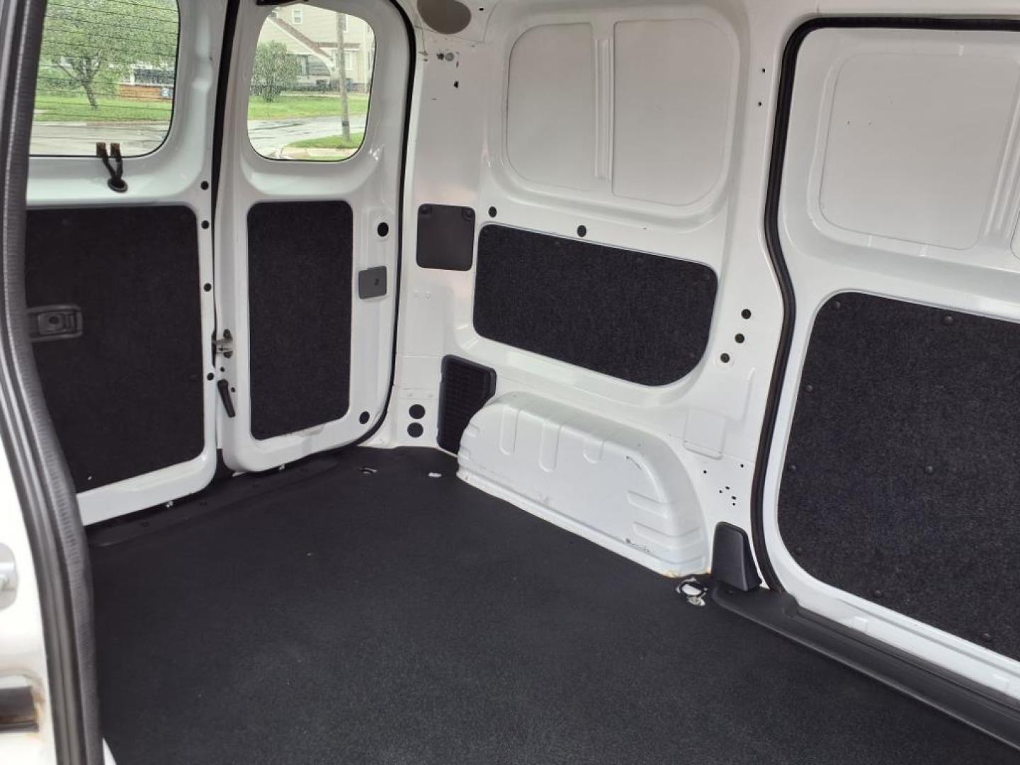 2017 Fresh Powder Nissan NV200 SV (3N6CM0KN7HK) with an 2.0L 2.0L I4 131hp 139ft. lbs. Sequential Multiport Fuel Injection engine, CVT transmission, located at 5505 N. Summit St., Toledo, OH, 43611, (419) 729-2688, 41.654953, -83.530014 - Photo#3