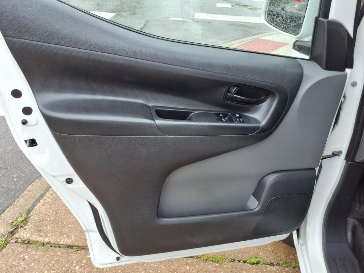 2017 Fresh Powder Nissan NV200 SV (3N6CM0KN7HK) with an 2.0L 2.0L I4 131hp 139ft. lbs. Sequential Multiport Fuel Injection engine, CVT transmission, located at 5505 N. Summit St., Toledo, OH, 43611, (419) 729-2688, 41.654953, -83.530014 - Photo#5
