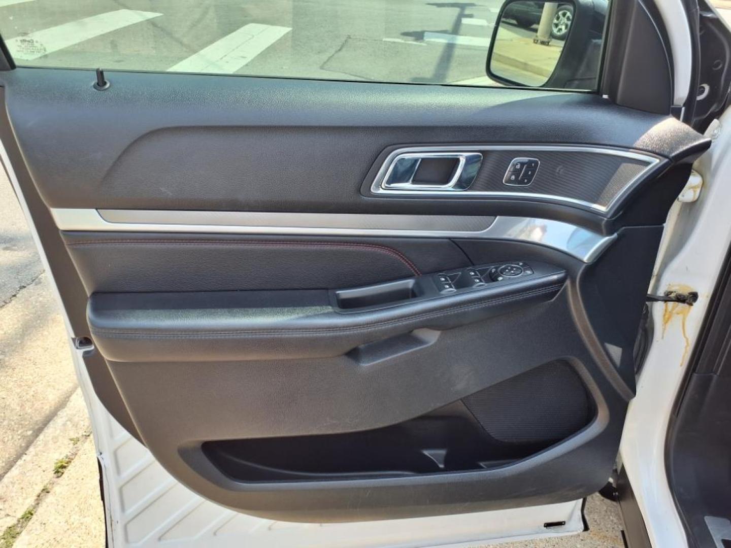 2017 White Platinum Metallic Tri-Coat Ford Explorer AWD Sport (1FM5K8GT9HG) with an 3.5L EcoBoost 3.5L Twin Turbo V6 365hp 350ft. lbs. Direct Injection engine, 6-Speed Shiftable Automatic transmission, located at 5505 N. Summit St., Toledo, OH, 43611, (419) 729-2688, 41.654953, -83.530014 - Photo#8