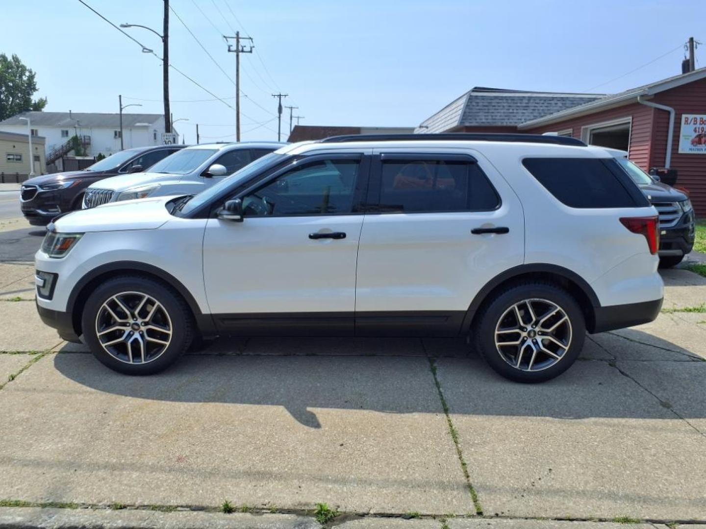 2017 White Platinum Metallic Tri-Coat Ford Explorer AWD Sport (1FM5K8GT9HG) with an 3.5L EcoBoost 3.5L Twin Turbo V6 365hp 350ft. lbs. Direct Injection engine, 6-Speed Shiftable Automatic transmission, located at 5505 N. Summit St., Toledo, OH, 43611, (419) 729-2688, 41.654953, -83.530014 - Photo#26