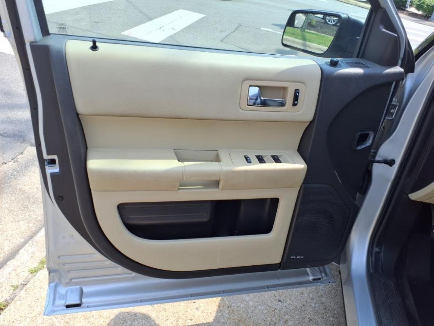 2013 Ingot Silver Metallic Ford Flex SE (2FMGK5B82DB) with an 3.5L 3.5L V6 287hp 254ft. lbs. Sequential Multiport Fuel Injection engine, 6-Speed Shiftable Automatic transmission, located at 5505 N. Summit St., Toledo, OH, 43611, (419) 729-2688, 41.654953, -83.530014 - Photo#6