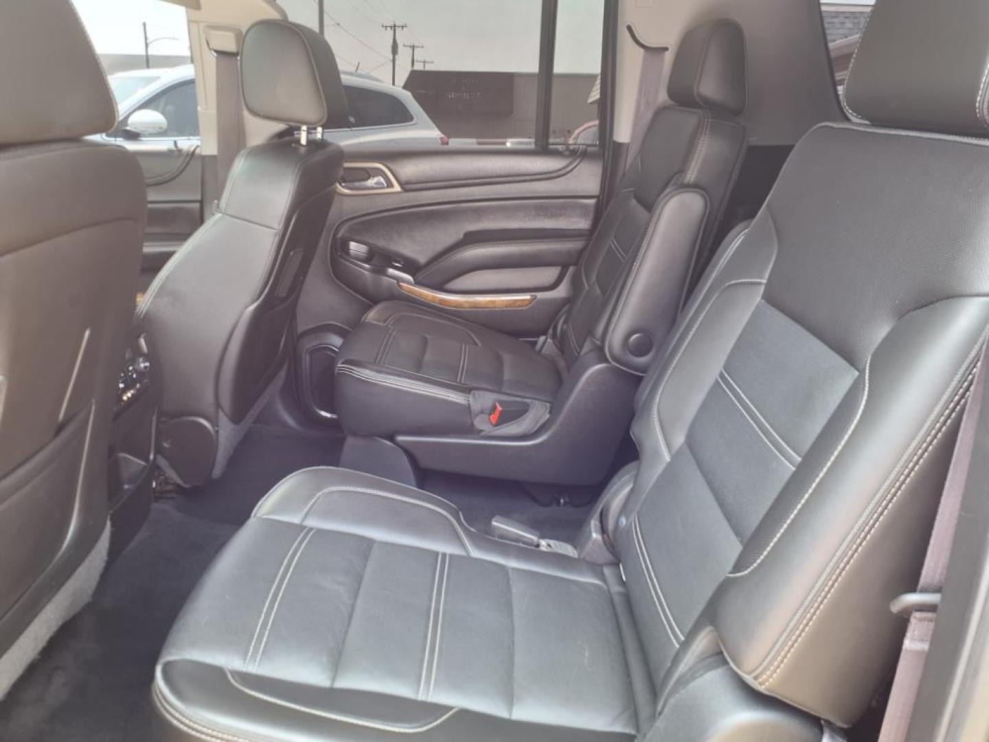 2015 Onyx Black GMC Yukon XL Denali (1GKS2JKJ8FR) with an 6.2L EcoTec3 6.2L V8 420hp 460ft. lbs. Direct Injection engine, Automatic transmission, located at 5505 N. Summit St., Toledo, OH, 43611, (419) 729-2688, 41.654953, -83.530014 - Photo#4