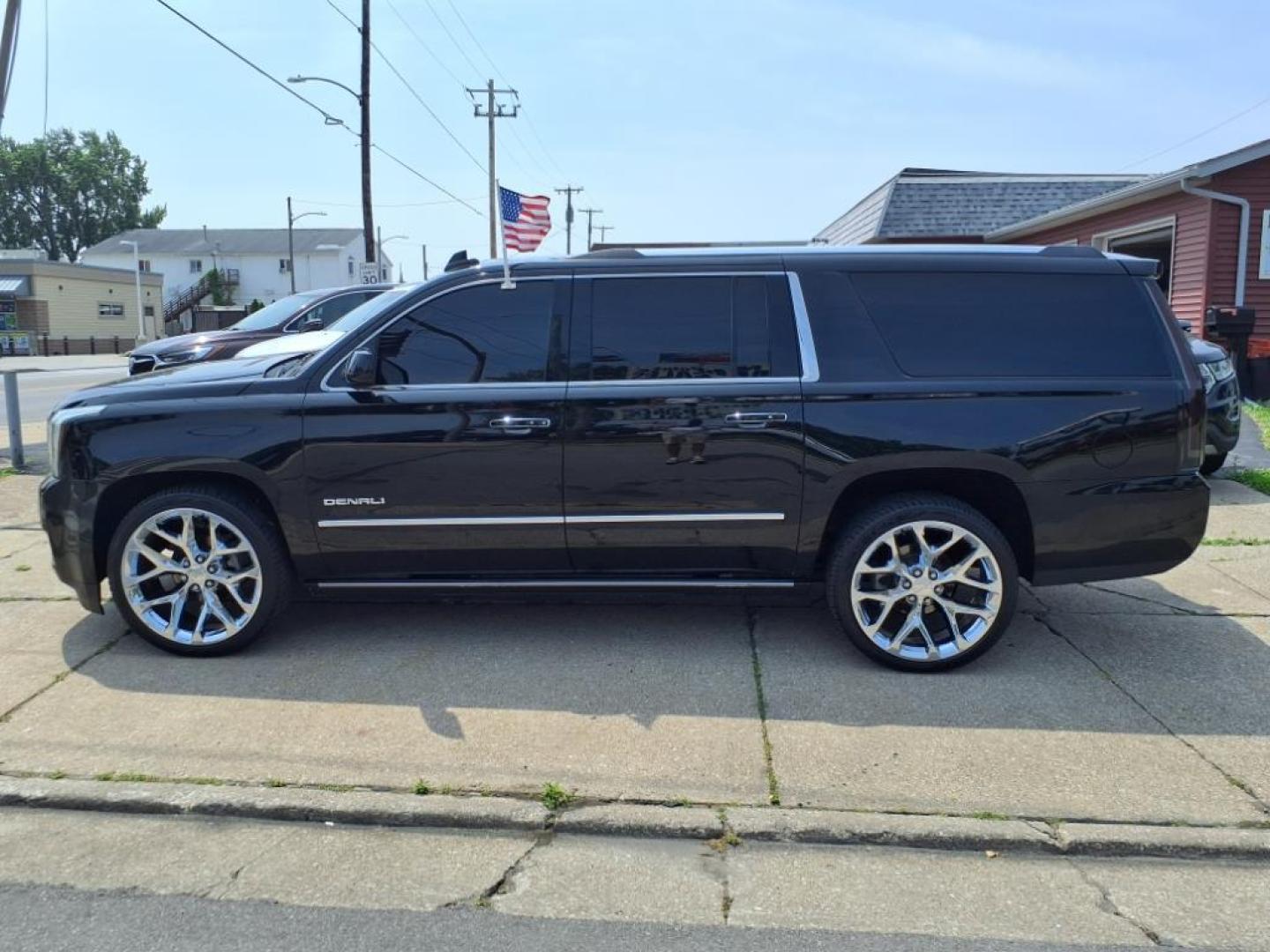 2015 Onyx Black GMC Yukon XL Denali (1GKS2JKJ8FR) with an 6.2L EcoTec3 6.2L V8 420hp 460ft. lbs. Direct Injection engine, Automatic transmission, located at 5505 N. Summit St., Toledo, OH, 43611, (419) 729-2688, 41.654953, -83.530014 - Photo#27