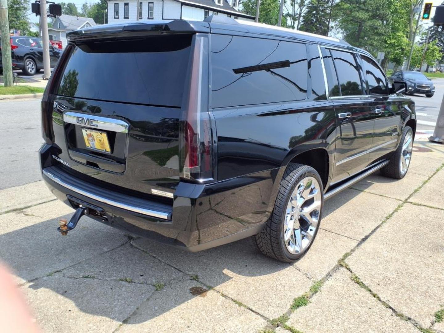 2015 Onyx Black GMC Yukon XL Denali (1GKS2JKJ8FR) with an 6.2L EcoTec3 6.2L V8 420hp 460ft. lbs. Direct Injection engine, Automatic transmission, located at 5505 N. Summit St., Toledo, OH, 43611, (419) 729-2688, 41.654953, -83.530014 - Photo#30