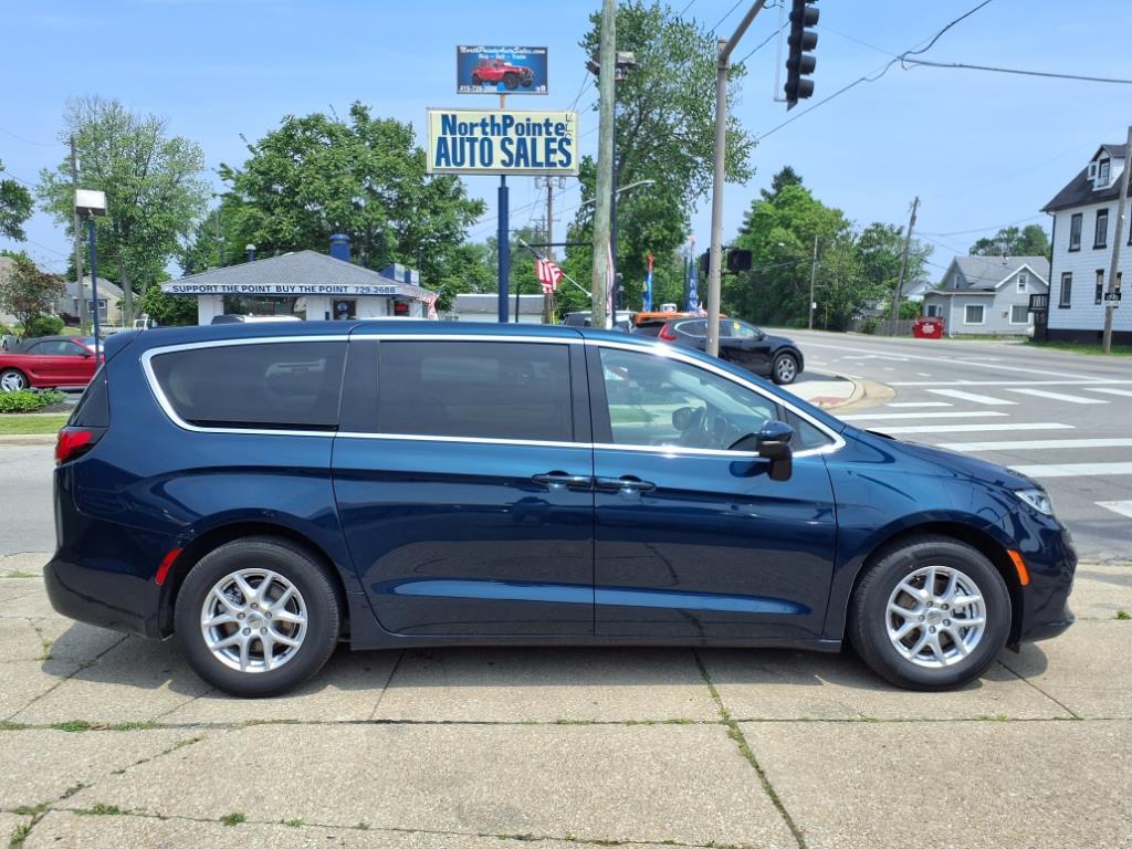 photo of 2023 Chrysler Pacifica Touring L