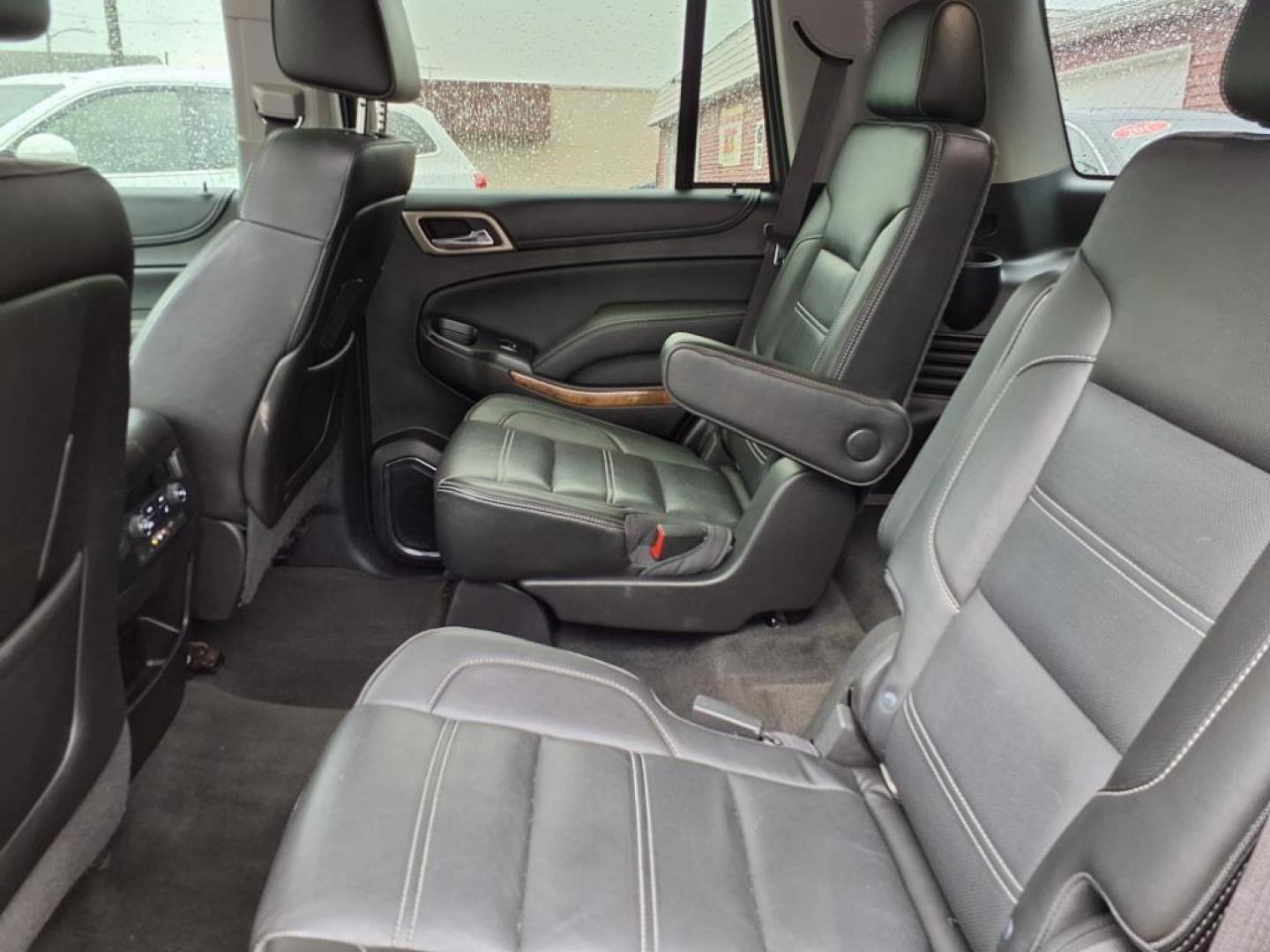 2016 Onyx Black GMC Yukon Denali (1GKS2CKJ4GR) with an 6.2L EcoTec3 6.2L V8 420hp 460ft. lbs. Direct Injection engine, 8-Speed Shiftable Automatic transmission, located at 5505 N. Summit St., Toledo, OH, 43611, (419) 729-2688, 41.654953, -83.530014 - Photo#4
