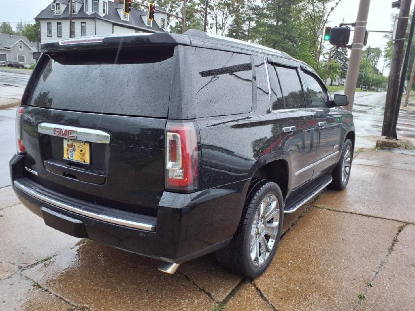 2016 Onyx Black GMC Yukon Denali (1GKS2CKJ4GR) with an 6.2L EcoTec3 6.2L V8 420hp 460ft. lbs. Direct Injection engine, 8-Speed Shiftable Automatic transmission, located at 5505 N. Summit St., Toledo, OH, 43611, (419) 729-2688, 41.654953, -83.530014 - Photo#27