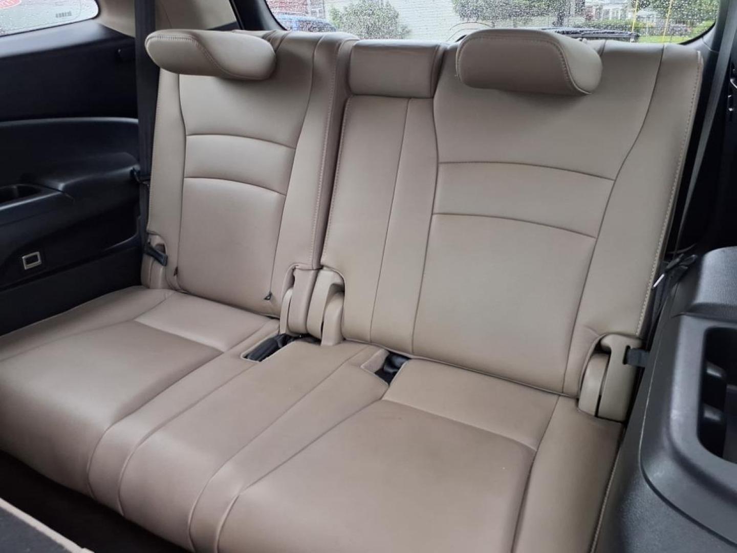 2018 White Diamond Pearl Honda Pilot EX-L w/RES (5FNYF6H89JB) with an 3.5L 3.5L V6 280hp 262ft. lbs. Direct Injection engine, 6-Speed Shiftable Automatic transmission, located at 5505 N. Summit St., Toledo, OH, 43611, (419) 729-2688, 41.654953, -83.530014 - Photo#5