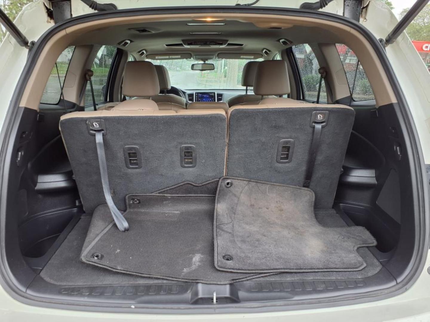 2018 White Diamond Pearl Honda Pilot EX-L w/RES (5FNYF6H89JB) with an 3.5L 3.5L V6 280hp 262ft. lbs. Direct Injection engine, 6-Speed Shiftable Automatic transmission, located at 5505 N. Summit St., Toledo, OH, 43611, (419) 729-2688, 41.654953, -83.530014 - Photo#18