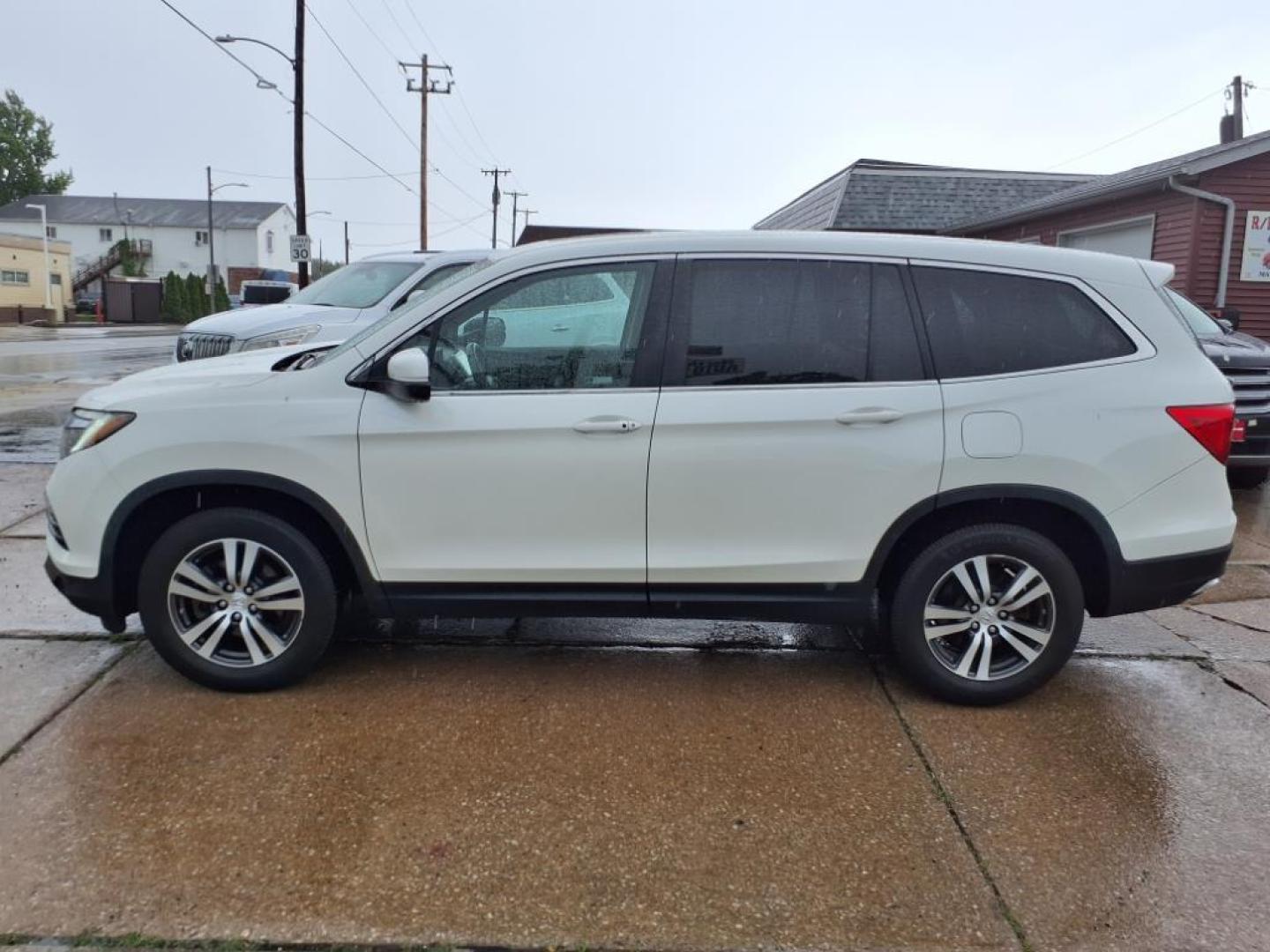 2018 White Diamond Pearl Honda Pilot EX-L w/RES (5FNYF6H89JB) with an 3.5L 3.5L V6 280hp 262ft. lbs. Direct Injection engine, 6-Speed Shiftable Automatic transmission, located at 5505 N. Summit St., Toledo, OH, 43611, (419) 729-2688, 41.654953, -83.530014 - Photo#23