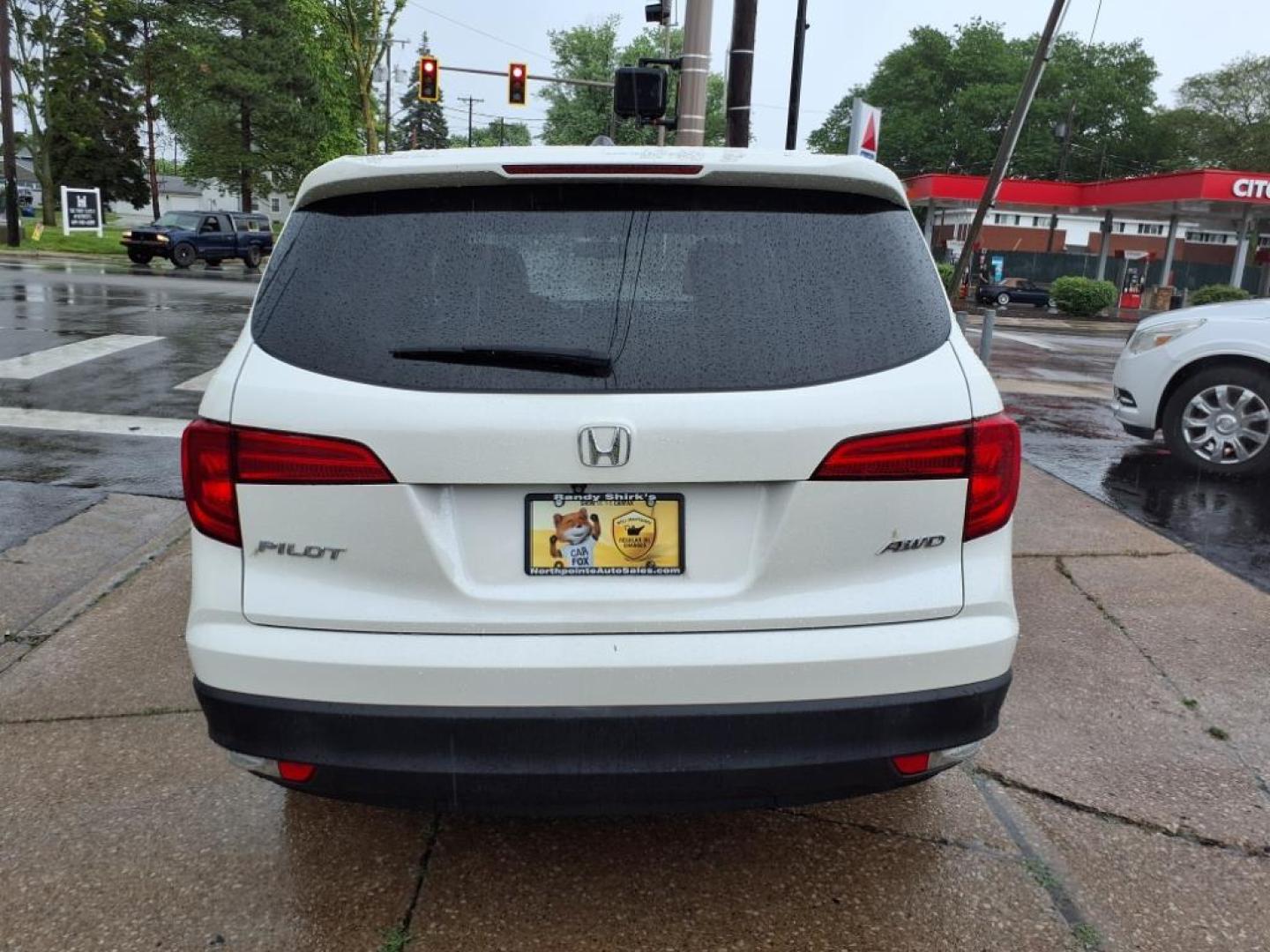 2018 White Diamond Pearl Honda Pilot EX-L w/RES (5FNYF6H89JB) with an 3.5L 3.5L V6 280hp 262ft. lbs. Direct Injection engine, 6-Speed Shiftable Automatic transmission, located at 5505 N. Summit St., Toledo, OH, 43611, (419) 729-2688, 41.654953, -83.530014 - Photo#25