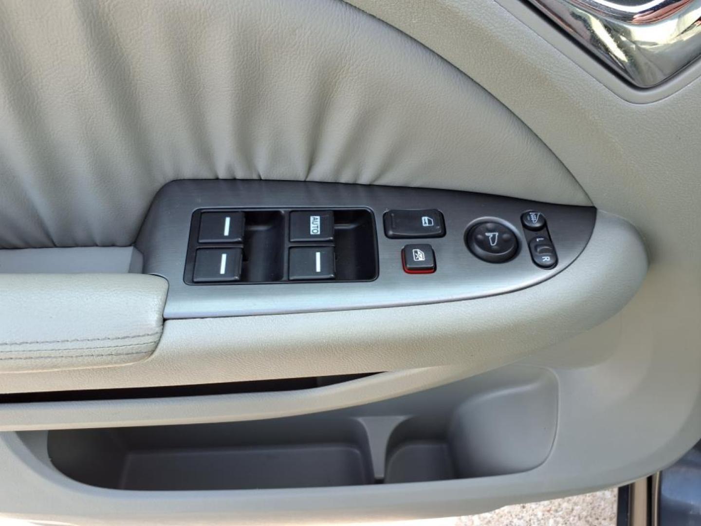 2006 Sage Brush Pearl Honda Odyssey EX-L (5FNRL38666B) with an 3.5L 3L NA V6 single overhead cam (SOHC) 24V Fuel Injected engine, 5-Speed Automatic transmission, located at 5505 N. Summit St., Toledo, OH, 43611, (419) 729-2688, 41.654953, -83.530014 - Photo#8