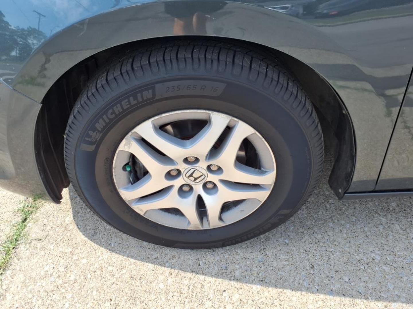 2006 Sage Brush Pearl Honda Odyssey EX-L (5FNRL38666B) with an 3.5L 3L NA V6 single overhead cam (SOHC) 24V Fuel Injected engine, 5-Speed Automatic transmission, located at 5505 N. Summit St., Toledo, OH, 43611, (419) 729-2688, 41.654953, -83.530014 - Photo#27